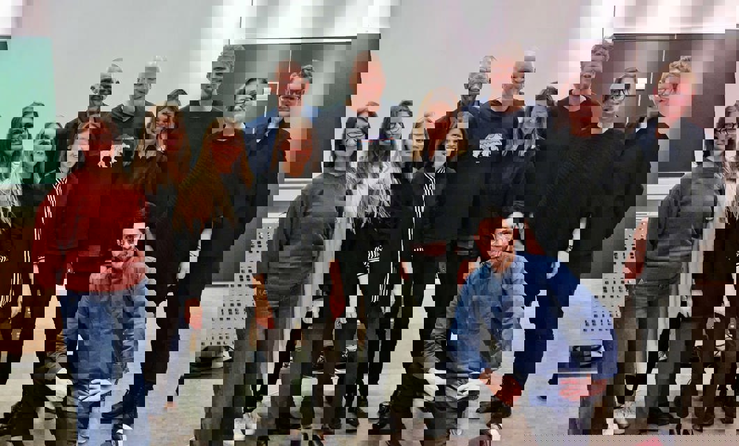 Arkitektteamene, Bylivsenteret og prosjektleder i Nesna kommune. Fra venste: Tone Megrunn Berge, Olafia Zoega og Silje Klepsvik, alle fra Kaleidoscope Nordic og Anita Valrygg, Valrygg studio. Bak fra venstre: Måns Davidson, Bylivsenteret, Halvor Hilmersen, Nesna kommune, Lise Larstuvold, Bylivsenteret, Petter Grimm, DRMA, Lene Basma, DRMA, Ellinor Aas, Bjørbekk & Lindheim. Foran: Navid Navid, Studio NN. Foto: Nesna kommune