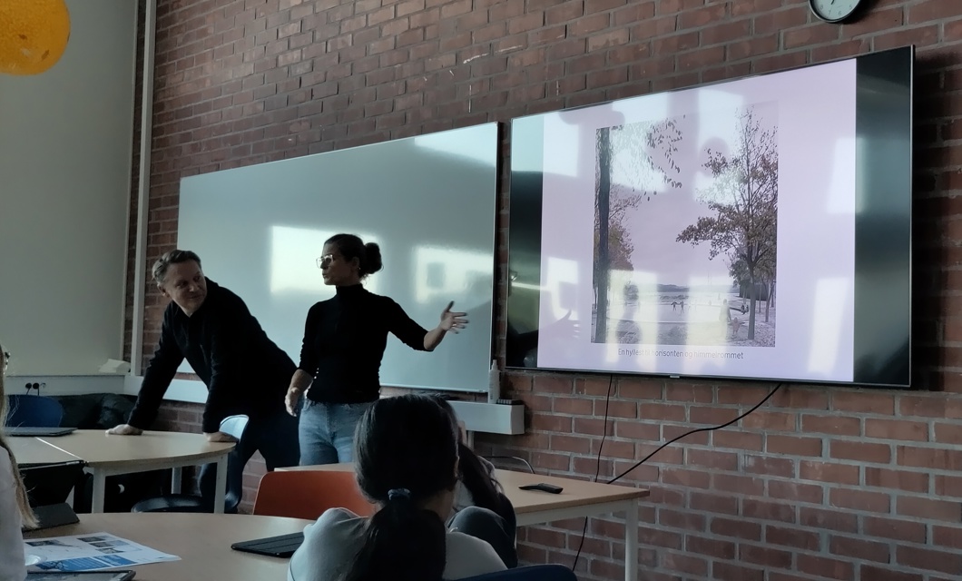 Arkitektene fra Vandkunsten presenterer sine forslag på medvirkningsmøte for elevrådet. Foto: Bylivsenteret