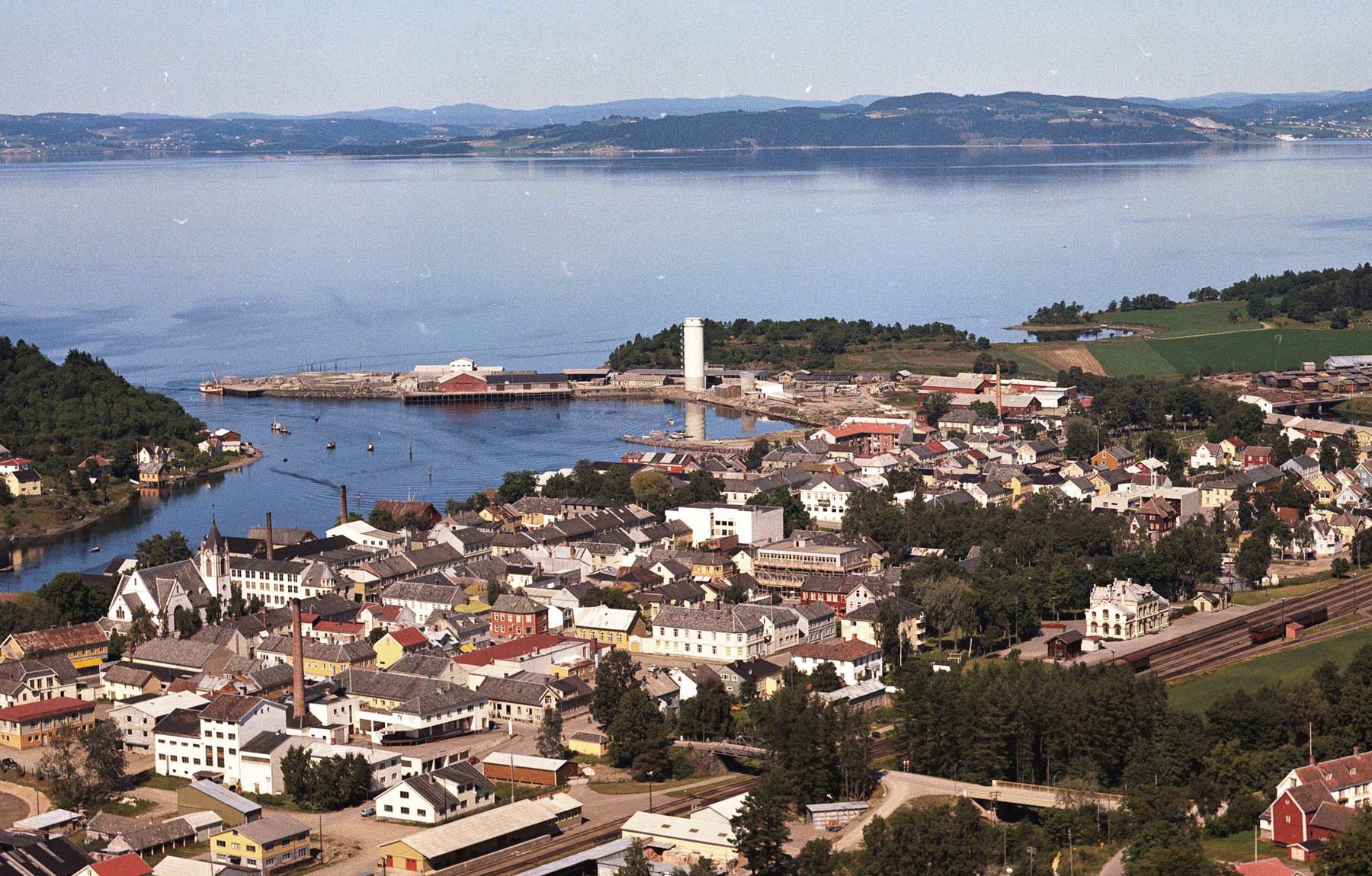 Bilde av Levanger sentrum 1965, foto: Fjellanger -Widerøe, Levanger fotomuseum