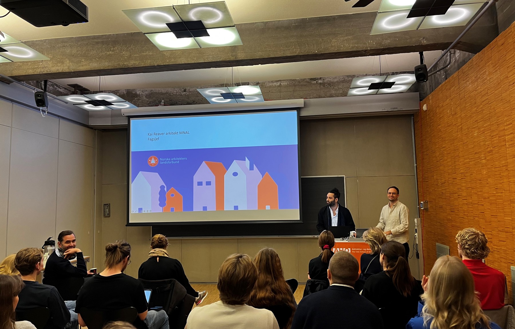 Fagsjef Kai Reaver og prosjektleder Daniel Lund Godbolt (t.h.) fra Arkitektforbundet holder seminar på AHO.