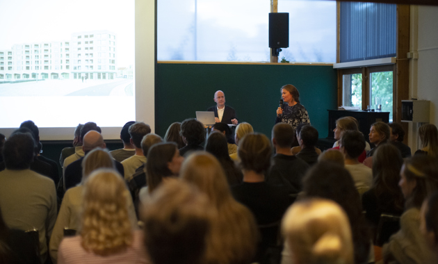Forelesning med Jonathan Sergison. Foto: Alex Asensi