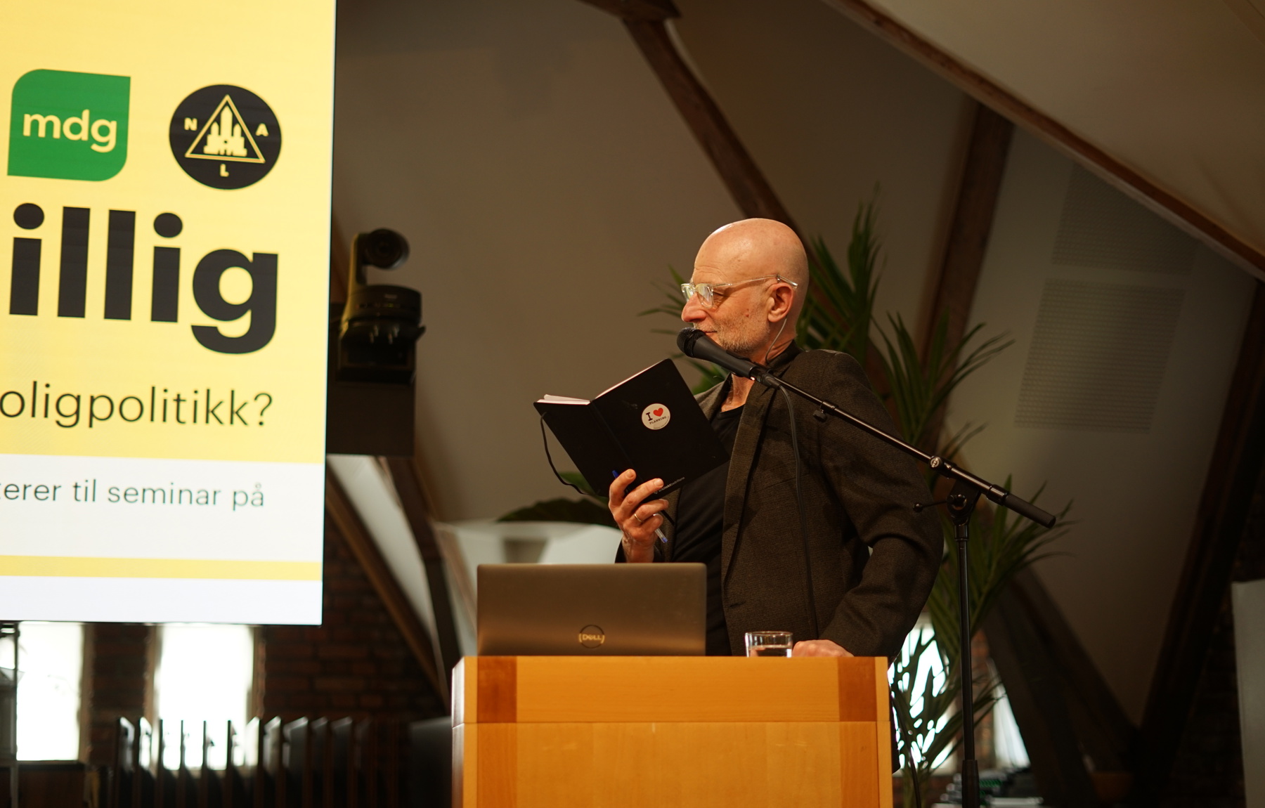 Erling Dokk Holm holdt innlegg om en human boligpolitikk og ledet debatt.