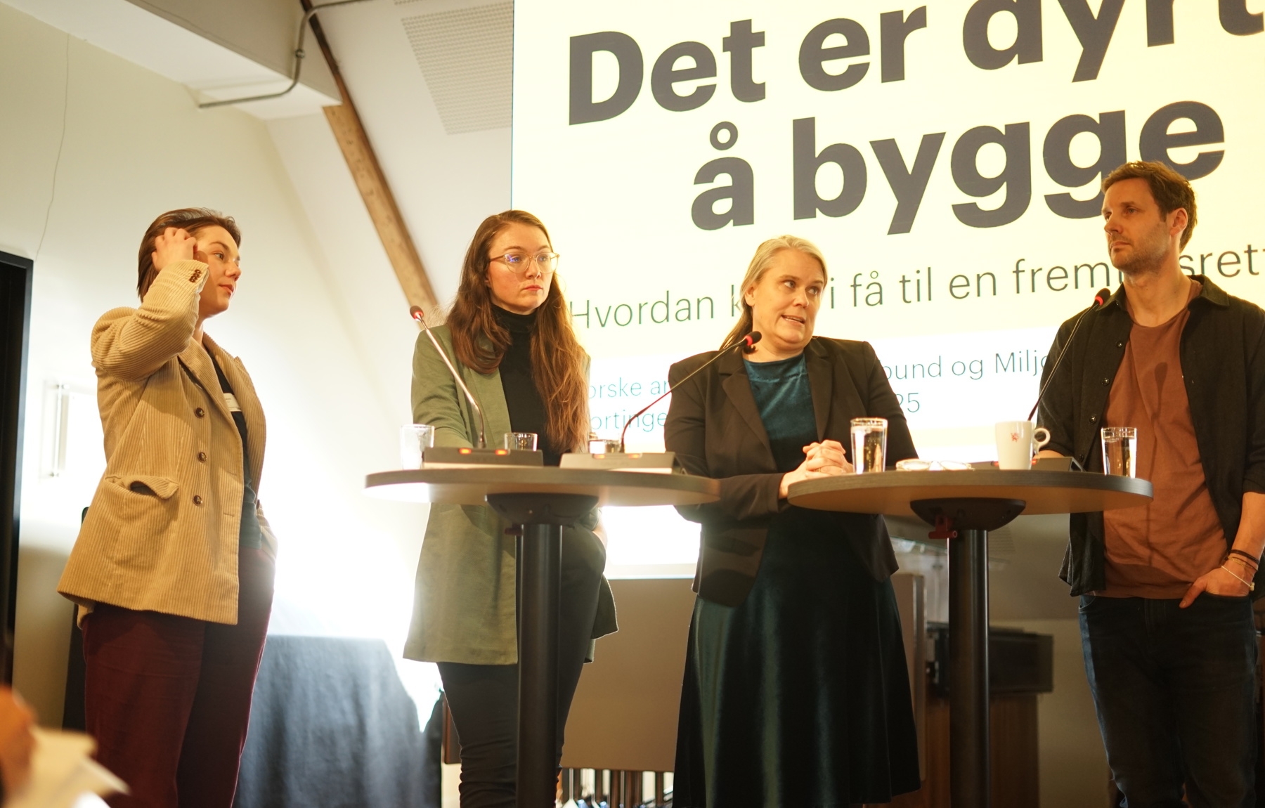 Marie Storli (LO), Sigrid Z. Heiberg (MDG), Siri Staalesen Gåsemyr (Ap) og Henning Sunde (Rodeo arkitekter) i debatt om boligpolitikk..