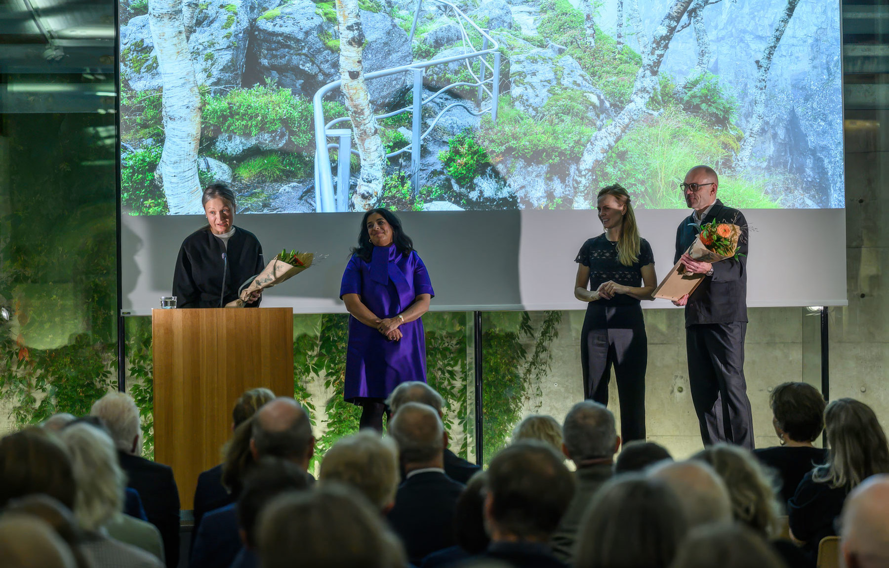 Arkitektene Elisabeth Øymo (t.v) og Carl-Viggo Hølmebakk (t.h.), kultur- og likestillingsminister Lubna Jaffery og Silje Myhre Amundsen, Nasjonale turistveger. Foto: Annar Bjørkli, Nasjonalmuseet for kunst, arkitektur og design.
