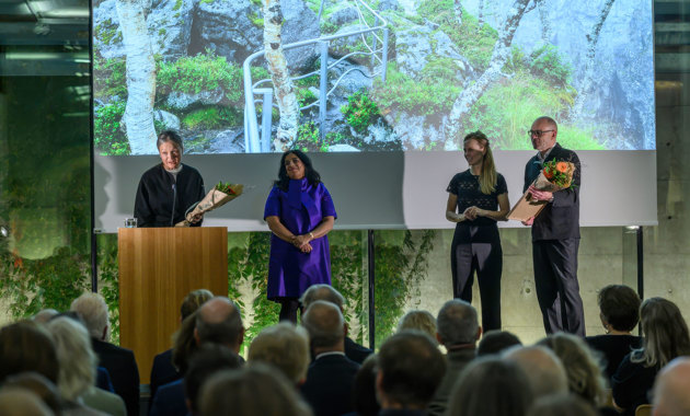 Arkitektene Elisabeth Øymo (t.v) og Carl-Viggo Hølmebakk (t.h.), kultur- og likestillingsminister Lubna Jaffery og Silje Myhre Amundsen, Nasjonale turistveger. Foto: Annar Bjørkli, Nasjonalmuseet for kunst, arkitektur og design.