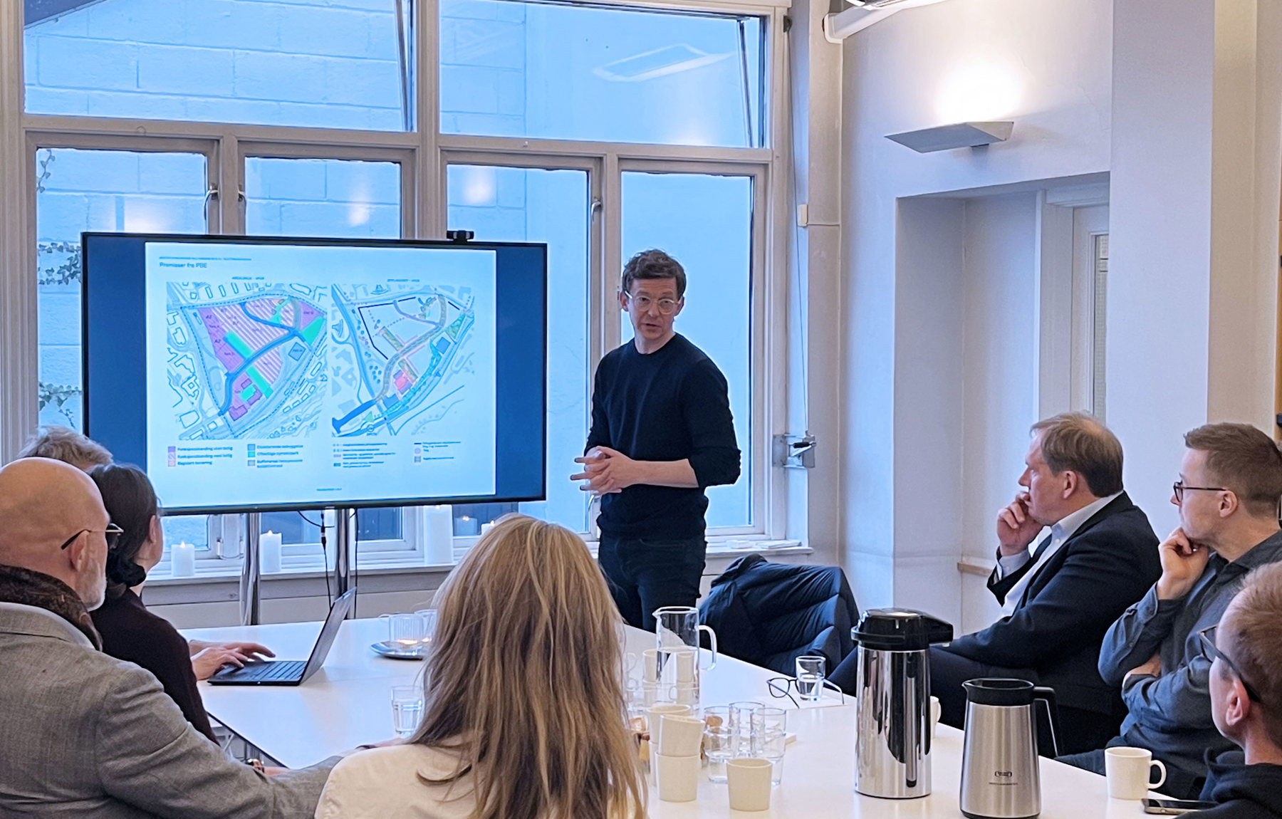 Bertel O. Steen Eiendom holdt nylig et nabomøte i Arkitektenes hus, med presentasjon av vinnerforslaget og dialog om felles utfordringer og muligheter i området. Espen Røiseland fra Transborder Studio presenterte. Foto: Sindre Moen/Arkitektforbundet