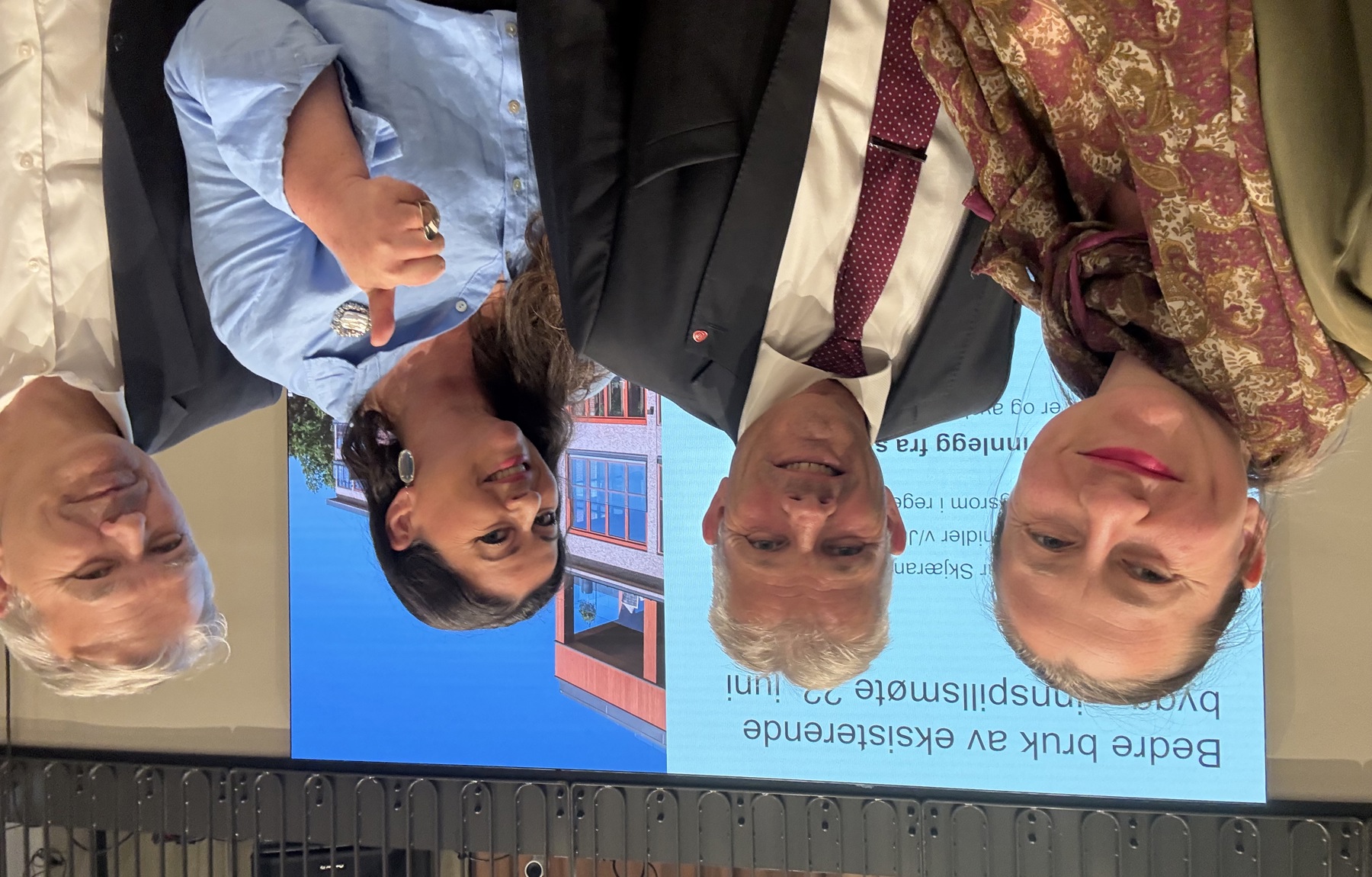 Fagrådgiver Eva Storrusten (fra høyre), kommunalminister Bjørnar Skjæran, president Tina Larsen og direktør Jan Hjelle i Husbank.