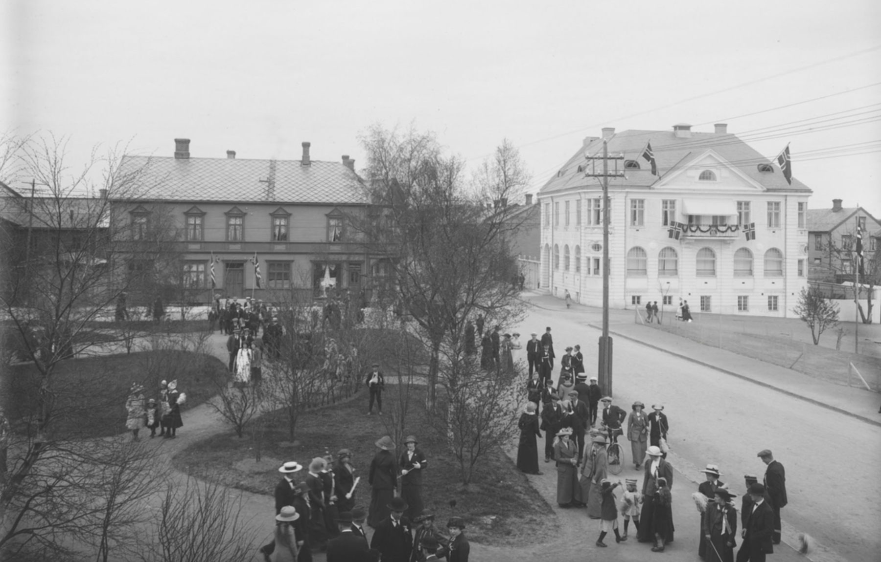 Fra Øverparken tatt fra vinduet på Backlund hotell, Levanger ca 1905-1914. Foto: Sverre Bjerkan/Levanger fotomuseum