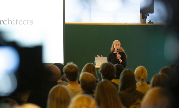 Forelesning med Jonathan Sergison. Foto: Alex Asensi