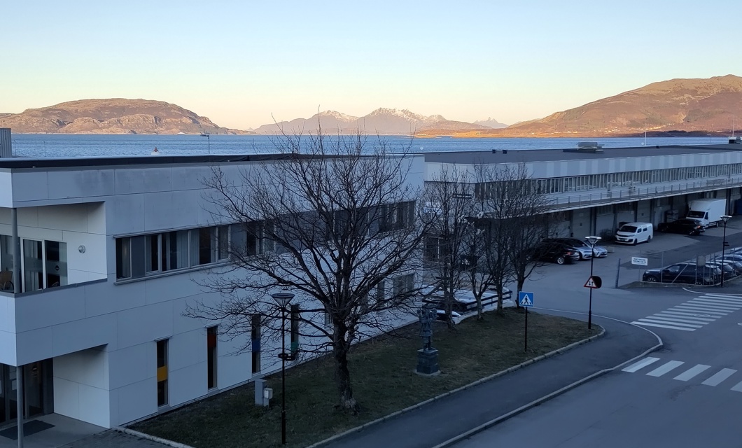 Havnelager og administrasjonsbygg for Helgeland havn nord på Nesset. Foto: Bylivsenteret