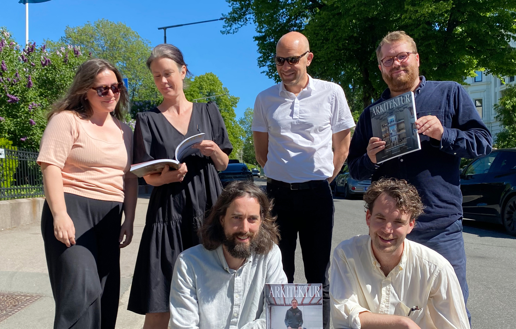 Arkitekturgjengen! Bak fra venstre: Solveig Nygaard Langvad (journalist) , Åsne Maria Gundersen (redaksjonssekretær), Gaute Brochmann (redaktør) og Ando Woltmann (redaksjonssjef). Foran f.v: Journalistene Torbjørn Tumyr Nilsen og Torgeir Holljen Thon.