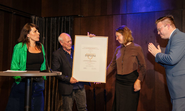Tegnestuen Vandkunsten ved Jan Albrechtsen, Emma Hansson og Elena Astrid Rojas overrekkes diplomet av Even Aleksander Hagen, statssekretær i Kultur- og likestillingsdepartementet. Foto: Annar Bjørgli, Nasjonalmuseet 