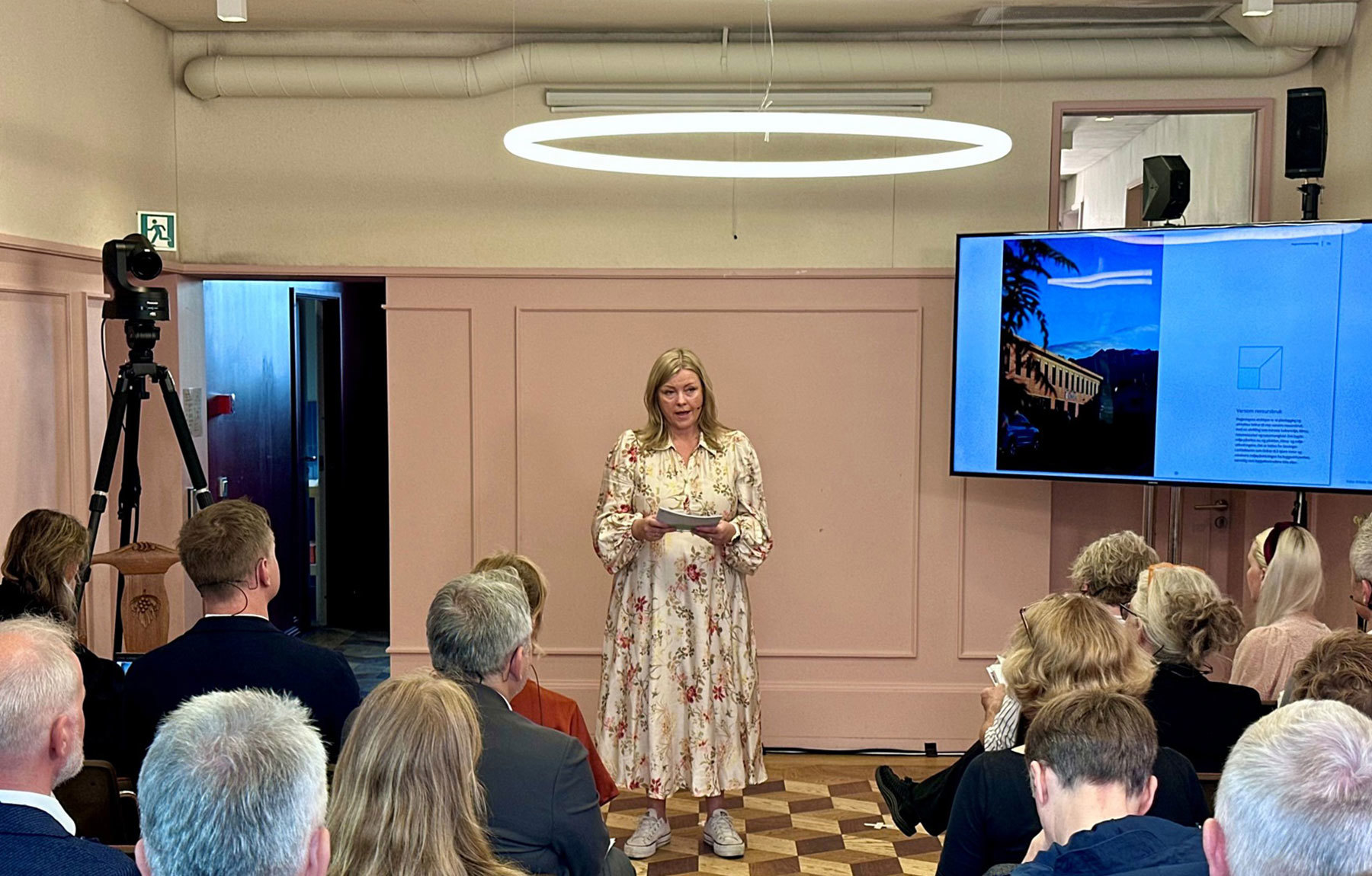 Statsråd Kjersti Stenseng presenterer regjeringens arkitekturstrategi. Foto: NAL