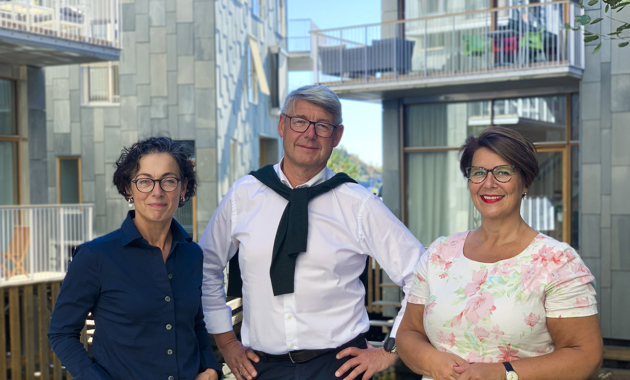 Lanserer felles rapport. Fra venstre: Kari Bucher (generalsekretær Norske arkitekters landsforbund), Morten Meyer (generalsekretær Huseiernes landsforbund)  og Tone Tellevik Dahl (adm. dir. Norsk eiendom)