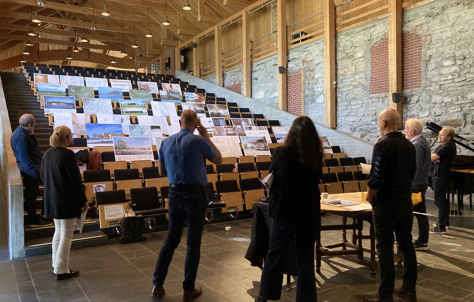 Jurymøte i Storhamarlåven, Domkirkeodden. Foto Gisle Nataas, NAL