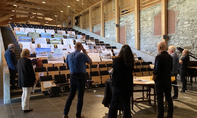 Jurymøte i Storhamarlåven, Domkirkeodden. Foto Gisle Nataas, NAL