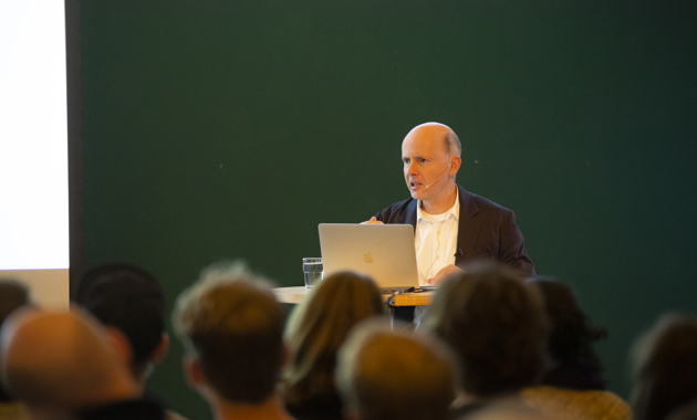 Forelesning med Jonathan Sergison. Foto: Alex Asensi